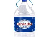 bouteille d'eau « Crystaline » sur fond blanc, avec un bouchon bleu