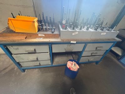 une photo d'un établi sur lequel sont posés des outils