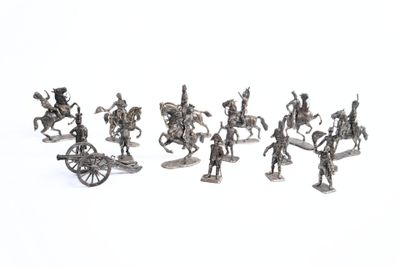 de nombreuses figurines représentant des personnes à cheval ou dans des charrettes