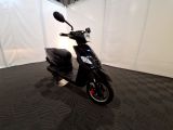 un scooter garé à l'intérieur d'une tente