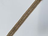 un bracelet en chaîne en or sur fond blanc