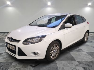La Ford Focus blanche est garée sur un sol à damier.
