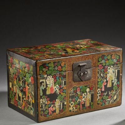 une petite boîte en bois avec un tableau dessus