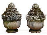 deux vases recouverts de mousse