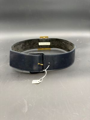 un gros plan d'une ceinture sur laquelle est accrochée une étiquette