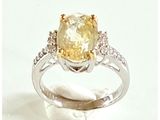 une bague sertie d'un diamant jaune et blanc