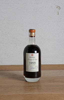 une bouteille d'alcool posée sur une table en bois