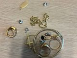 beaucoup de bijoux en or et en argent sur une table