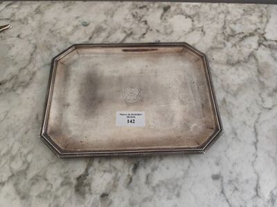 un plateau ancien en argent posé sur une table en marbre, sur laquelle est collé un autocollant