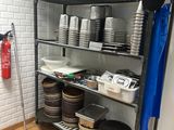 beaucoup d'assiettes et de bols sur l'étagère de la cuisine