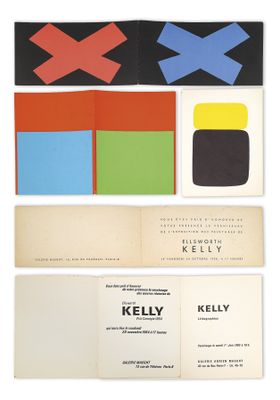 un lot de quatre livres de couleurs différentes, ornés de motifs variés
