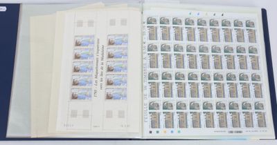 un livre ouvert avec des timbres sur une table