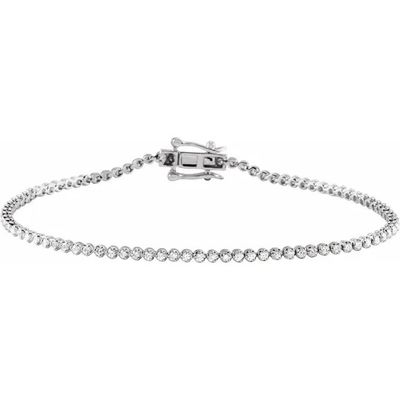 un bracelet de tennis en diamants sur fond blanc