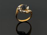 une bague en or sertie d'une pierre noire et de diamants blancs