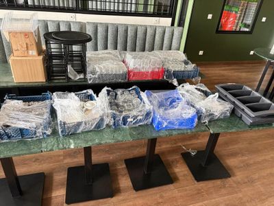 une table sur laquelle se trouvent de nombreux objets