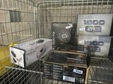 une cage remplie de nombreux appareils électroniques et d'autres objets