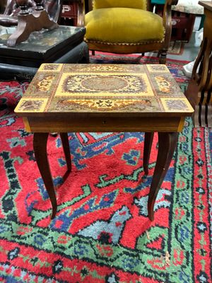 une table sur laquelle se trouve une petite table en bois