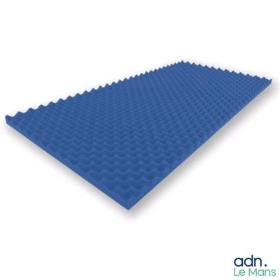 un gros plan sur un panneau en mousse bleu sur fond blanc