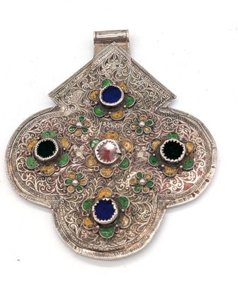 un gros plan sur un pendentif en argent orné de pierres multicolores