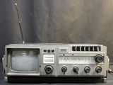 une radio à l'ancienne posée sur une table