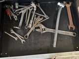 un homme tenant une boîte à outils remplie d'outils