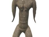 une image représentant la statue d'un homme avec un oiseau sur la tête