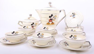 un service à thé Mickey Mouse posé sur une table blanche