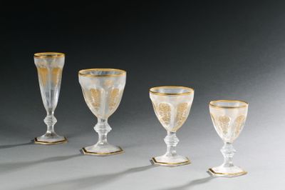 quatre verres sont alignés sur une surface grise