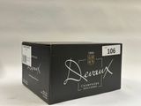 une boîte de vin posée sur une table