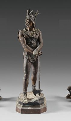 trois figurines en bronze d'un homme et d'une femme