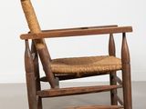 une image représentant une chaise en bois avec une assise et un dossier tressés