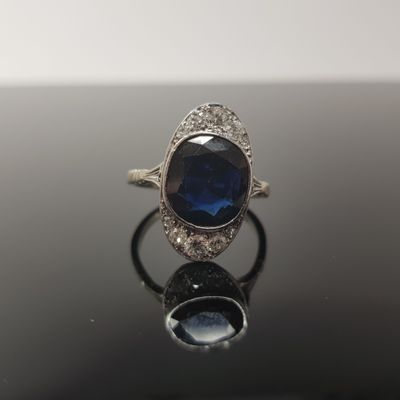 un gros plan d'une bague sertie d'une pierre bleue