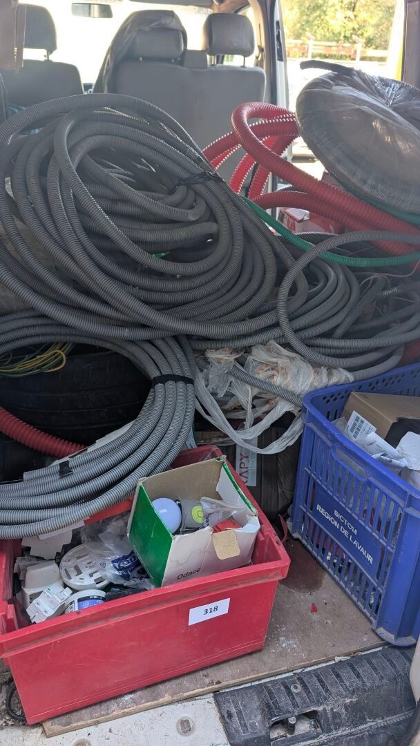 Petit Stock de matériel électrique ( interrupteur, boîtes, d…