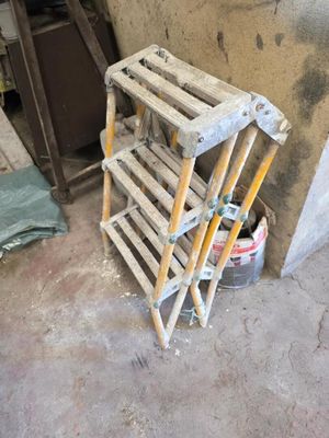 un support en bois sur lequel sont posés tout un tas d'outils