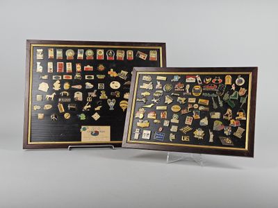 deux photos encadrées représentant divers objets exposés dans une vitrine