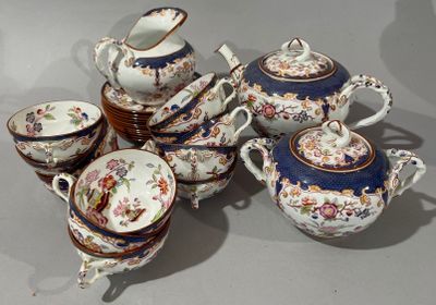 de nombreux types de théières et de soucoupes sur la table