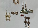 tout un tas de boucles d'oreilles posées sur une table