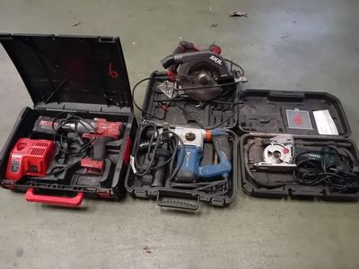 clé à choc MILWAUKEE (1 batterie et 1 chargeur), 1 perfora… - Photo 1