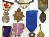 de nombreuses médailles posées sur un fond blanc