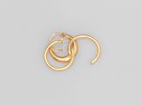 une paire de boucles d'oreilles en or