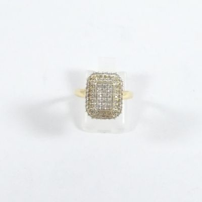 une bague en or sertie de diamants blancs sur fond blanc