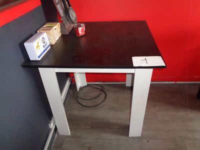 une table en noir et blanc et un mur rouge