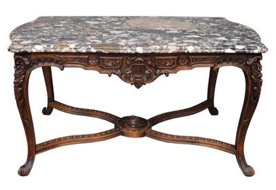 une photo d'une table basse au plateau en marbre sur fond blanc