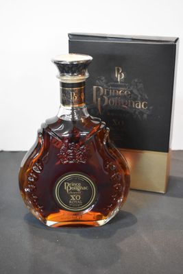 une image représentant une bouteille de brandy posée à côté d'une boîte