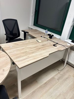 un bureau avec une chaise et un ordinateur dessus