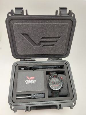 un étui contenant une montre, posé sur une table