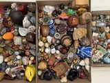 deux boîtes remplies d'objets divers posées sur une table