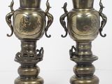 deux vases posés côte à côte sur une table