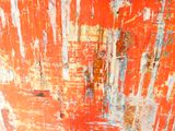 un gros plan d'une peinture rouge et bleue accrochée au mur