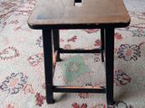une petite table en bois avec un trou au milieu